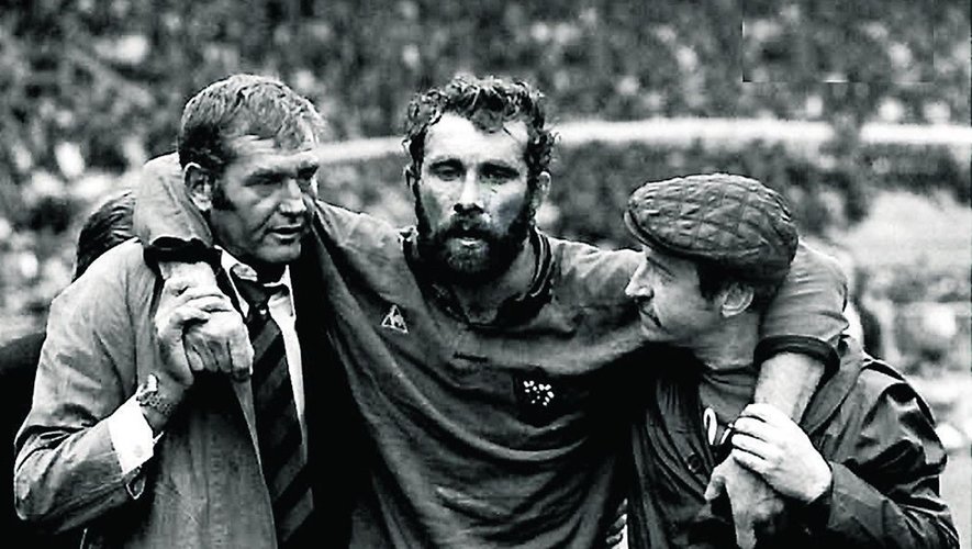 André Herrero, capitaine emblématique du RCT de 1971, sort sonné à l'aide du médecin toulonnais.