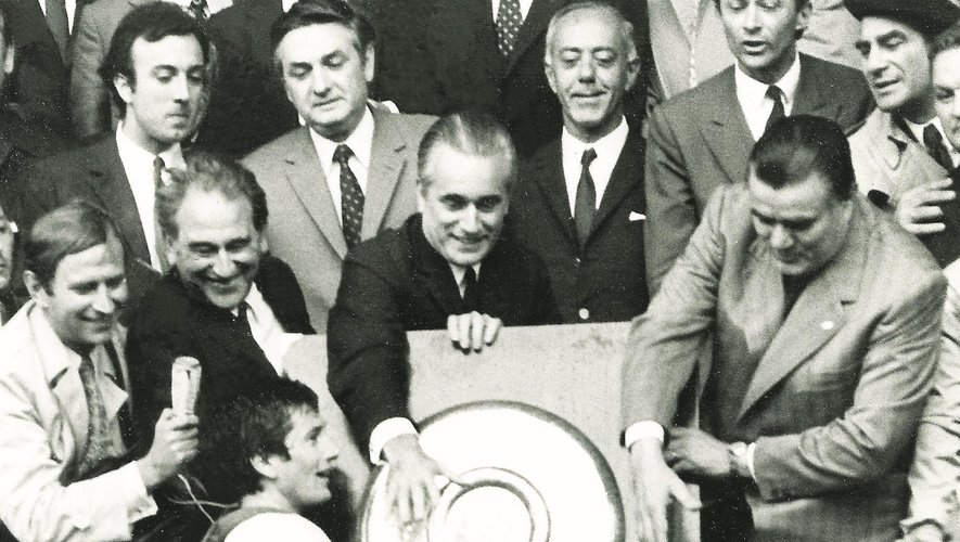 Richard Astre reçoit le Bouclier de Brennus 1971 des mains de Jacques Chaban-Delmas et Albert Ferrasse