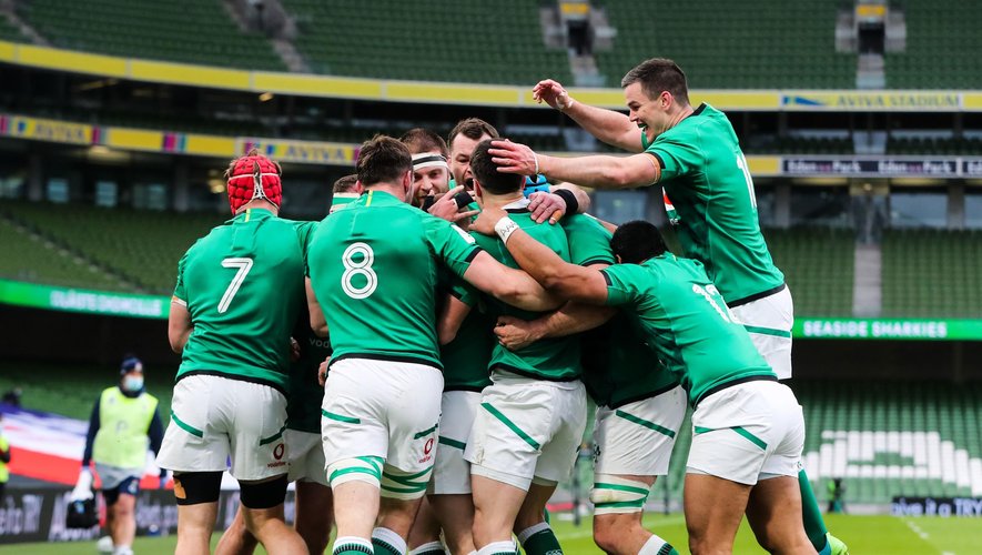 Tournoi des 6 Nations 2021 - Les joueurs de l'Irlande félicitant Keith Earls