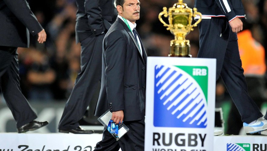 Coupe du monde 2011 - Le sélectionneur Marc Lièvremont (France) passe à côté du trophée Webb-Ellis