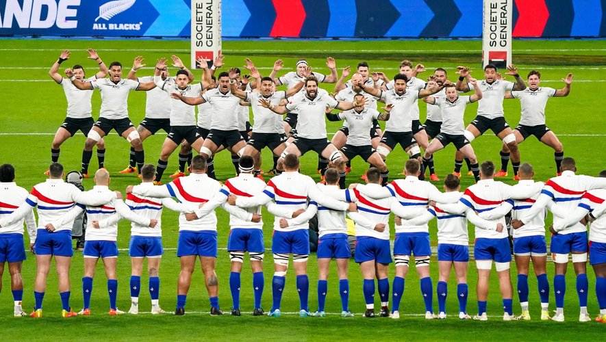 Test match - Les Néo-Zélandais éxécutent le Haka devant le XV de France au Stade de France