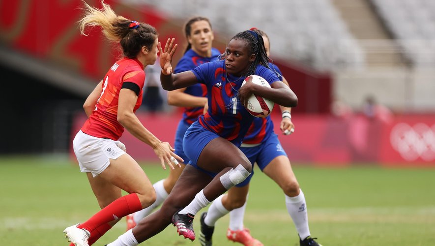 Seraphine Okemba hands off a GB player in Tokyo 2020 Rugby 7s, July 31, 2021