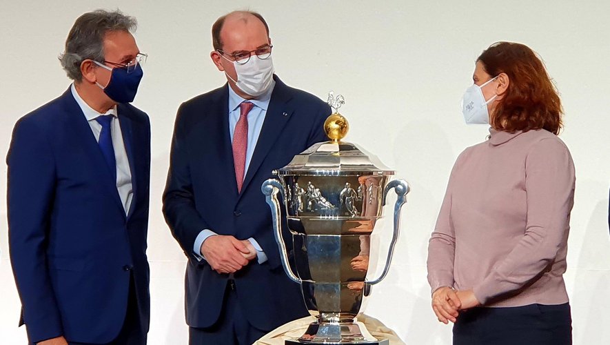 Rugby à XIII - Jean Castex, Roxana Maracineanu et Luc Lacoste avec la Coupe du monde (trophée Paul Barrière)