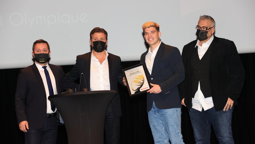 Oscars Midol - Matthieu Jalibert (UBB) en compagnie de Christophe Urios, Laurent Marti et Emmanuel Massicard lors de la remise de l'Oscar Midol