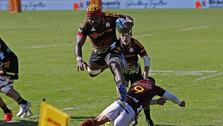 Super Rugby Pacific - Pita-Gus Sowakula (Chiefs) saute par-dessus Aaron Smith, capitaine des Highlanders