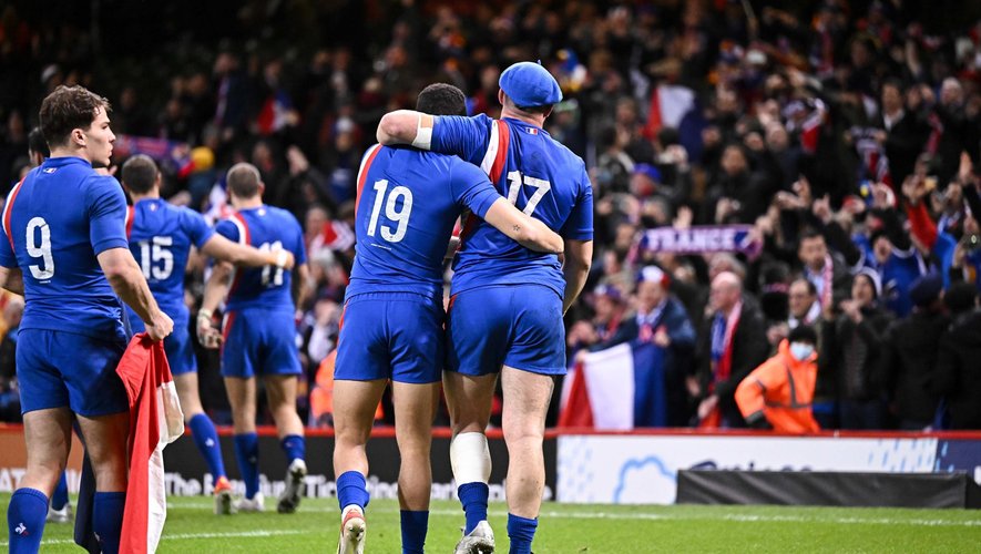 6 Nations - Les Bleus Matthis Lebel et Jean-Baptiste Gros bras dessus bras dessous au Principality de Cardiff