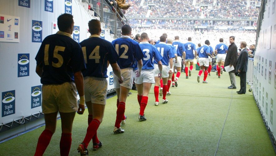 Polo Maillot XV de France signé Fabien Galthié + joueurs Grand Chelem 2002 – cadre collector rugby FFR Nike - Collection Polo Maillot XV de France signé Fabien Galthié + joueurs Grand Chelem 2002 – cadre collector rugby FFR Nike - Collection