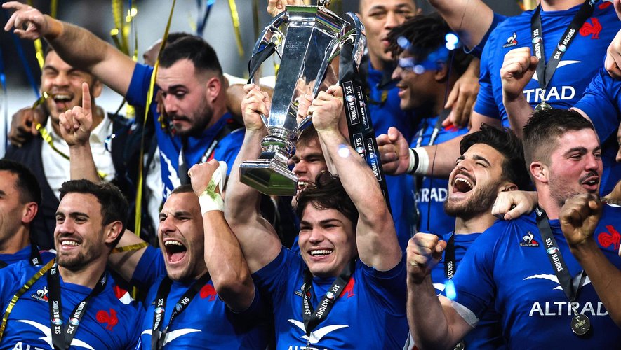 La joie d'Antoine Dupont et des Bleus avec le trophée des Six Nations 2022