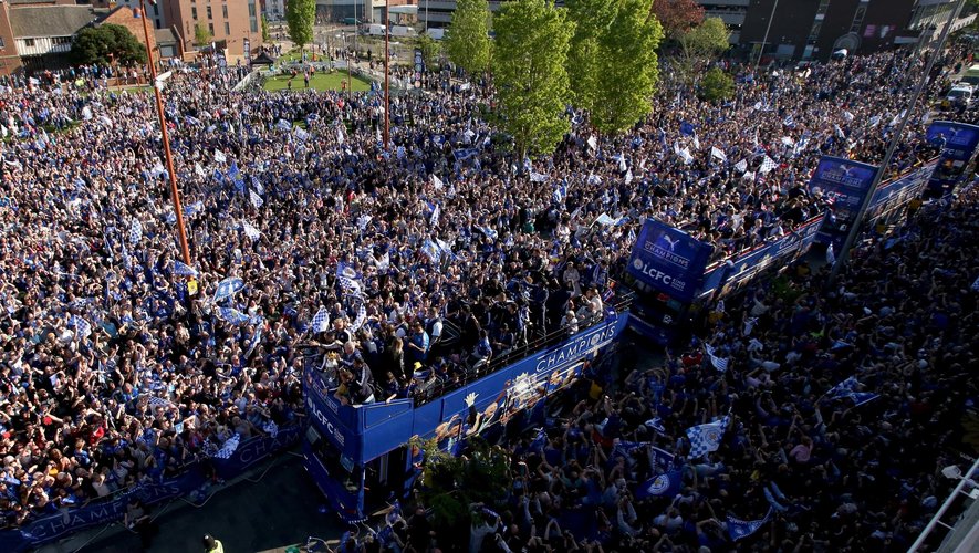 La foule dans les rues de Leicester après le titre de champion d'Angleterre du Leicester City Football Club, en 2016