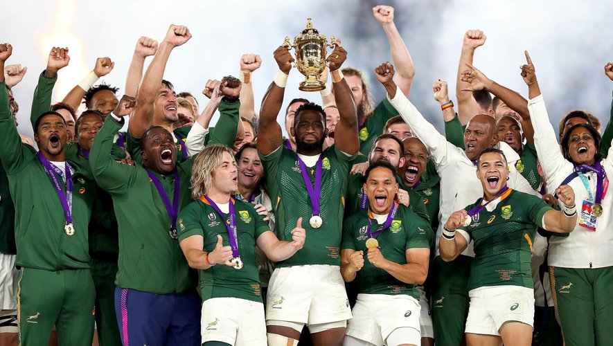 Coupe du monde 2019 - Siya Kolisi (Afrique du Sud) soulève le trophée avec son équipe