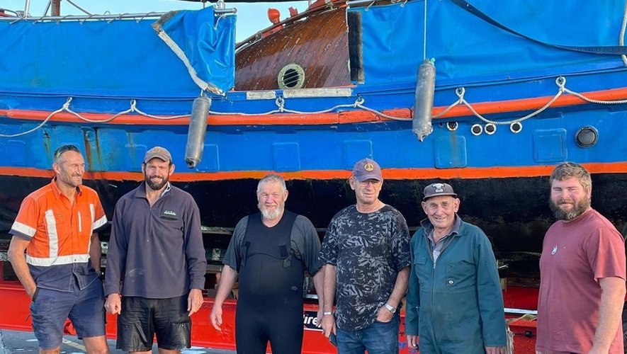 Carl Hayman et ses amis qui rénovent le bateau Rescue III