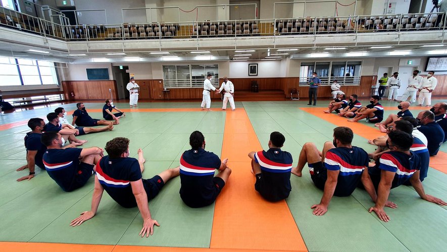 Une délégation tricolore conduite par William Servat (entraîneur des avants) et Bernard Viviès (manager) a donc rejoint le Kodokan de Tokyo afin d’y être initiée au judo.