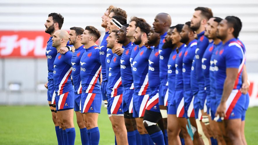 Le XV de France chante la Marseillaise avant le test match contre le Japon