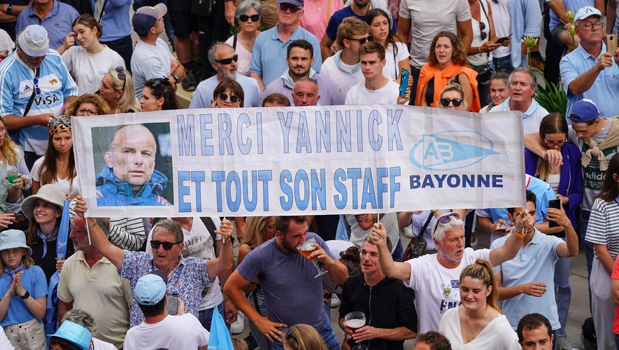 Au lendemain de la victoire en finale de Bayonne, les supporters rendent hommage à Yannick Bru