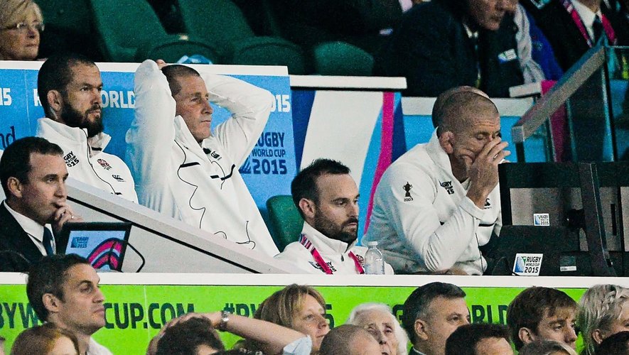 Coupe du monde 2015 - La détresse de Stuart Lancaster et du staff anglais lors de la défaite face à l'Australie. Le XV de la Rose n'ira pas en quarts de finale.