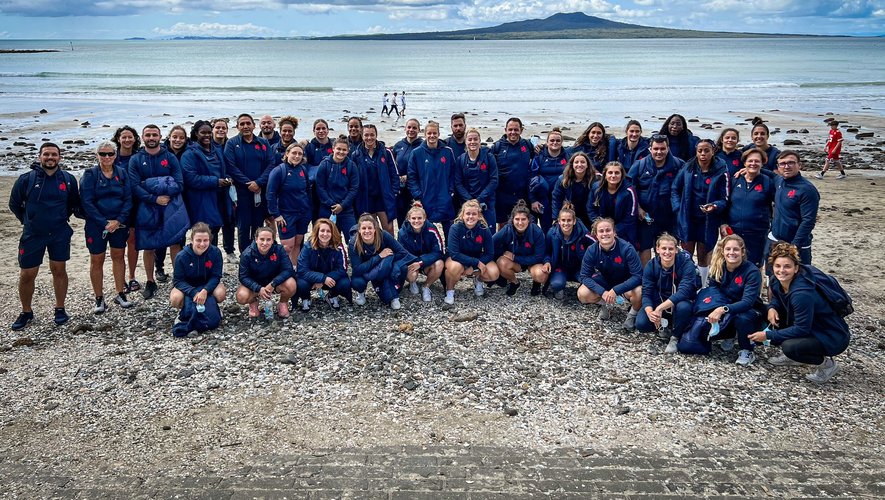Quelques jours après son arrivée, l’ensemble du groupe France a pris la pose sur la plage de Takapuna avec, en fond, l’île volcanique de Rangitoto, située  dans le golfe de Hauraki au nord d’Auckland.