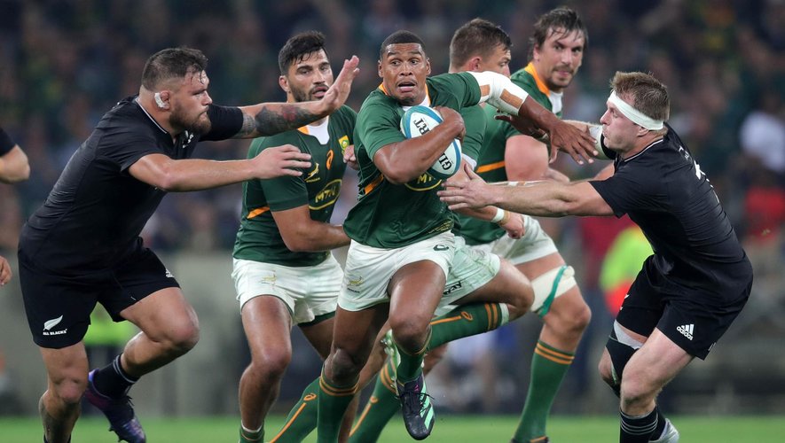 Rugby Championship - Damian Willemse (Afrique du Sud) tente d'échapper à Sam Cane (Nouvelle-Zélande)