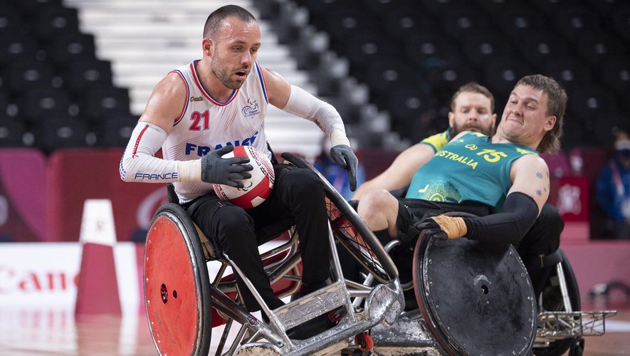 Le Français Jonathan Hivernat, face à l'Australie lors du match de poule du tournoi de rugby fauteuil aux Jeux Paralympiques de Tokyo 2021