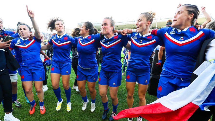 L'équipe de France féminine célèbre sa troisième place au Mondial 2022.