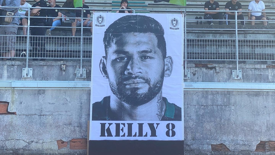 Les Ultras Sapiac ont affiché un portrait de Kelly Meafua pendant la cérémonie