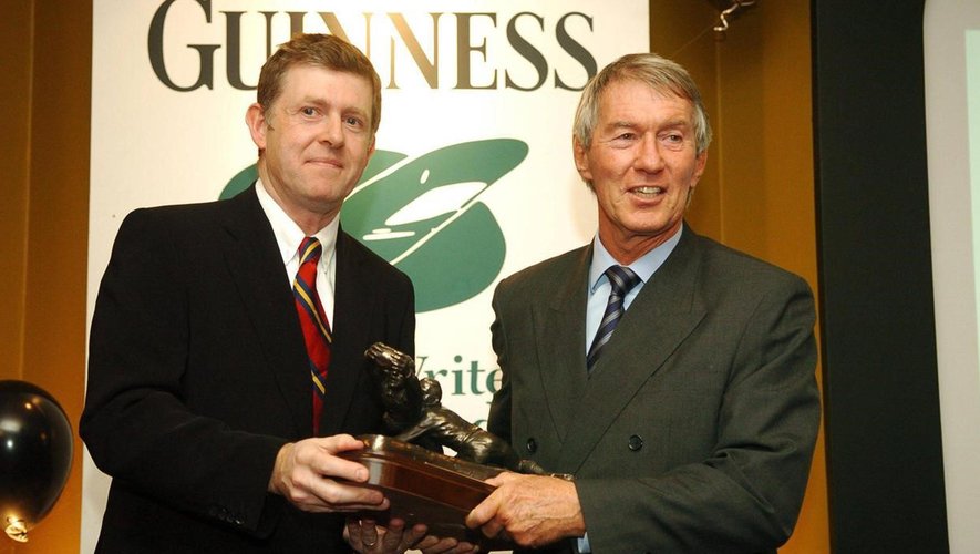 Ken Kennedy, à droite, en 2007 reçoit son trophée du Hall of Fame des mains de Peter O'Reilly, patron des "Rugby Writers of Ireland"