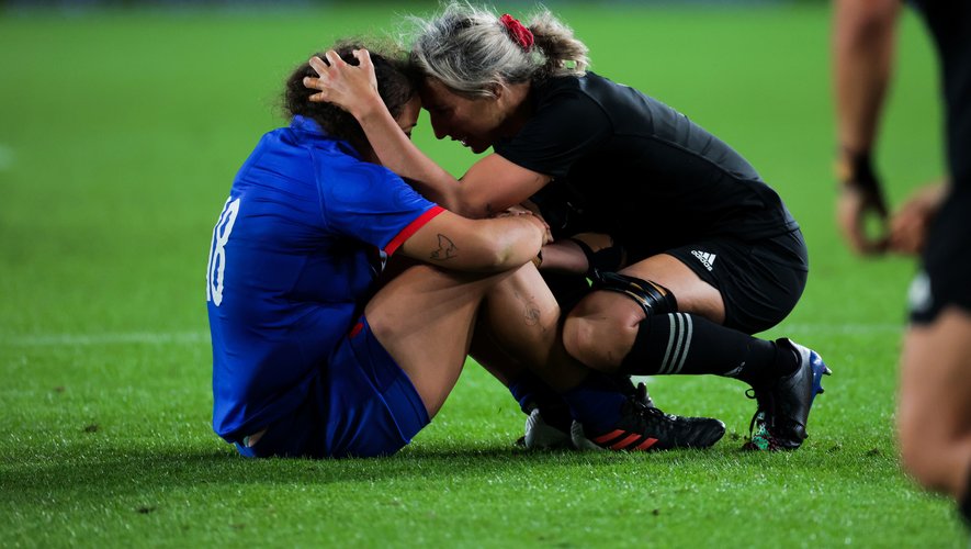 Coupe du monde féminine - Sarah Hirini console Assia Khalfaoui après la demi-finale de la Coupe du Monde 2022