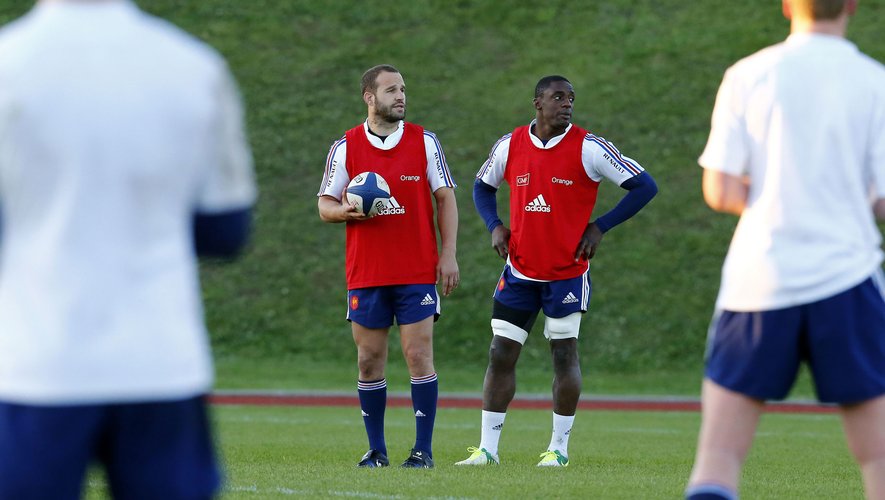 Frederic Michalak (à gauche) et Yannick Nyanga (à droite) lors d'un entraînement avec le XV de France en 2012.