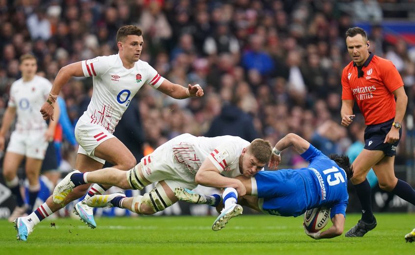 Willis faces his Toulouse team-mate Capuzzo on the grass at Twickenham