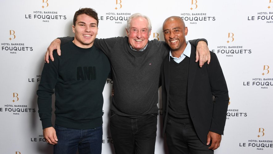 Gaerth Edwards entouré d'Antoine Dupont et George Gregan, lors de la cérémonie des Oscars Midi Olympique 2021.