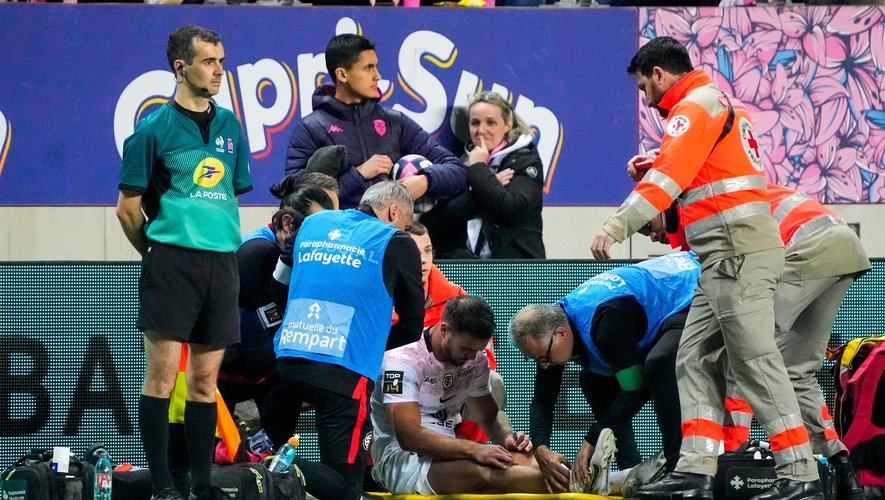 Melvyn Jaminet sur la civière avant de sortir sur blessure face au Stade français