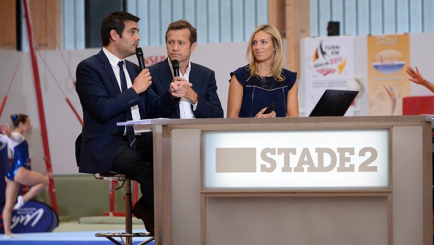 Matthieur Lartot, Fabien Galthié et Clémentine Sarlat sur le plateau de Stade 2 en 2020.