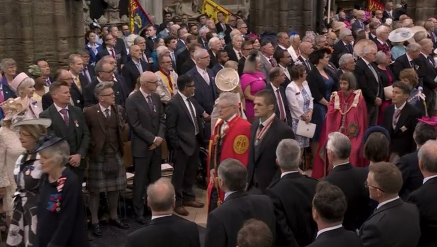 Richie McCaw (au centre, en veste grise, médaille au cou) avançant dans l'abbaye de Westminster.