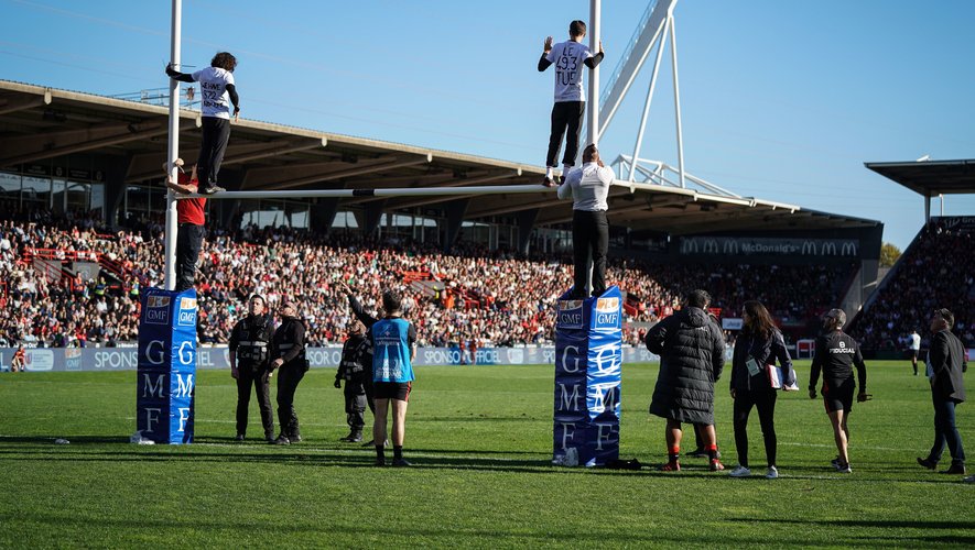 Les militants accrochés aux poteaux lors de Toulouse - Stade français en novembre dernier.