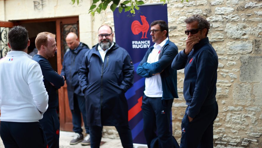 Après la conférence de presse, Fabien Galthié et des membres du staff attendaient la fin des interviews médias, à l'extérieur de la mairie de Montgesty.