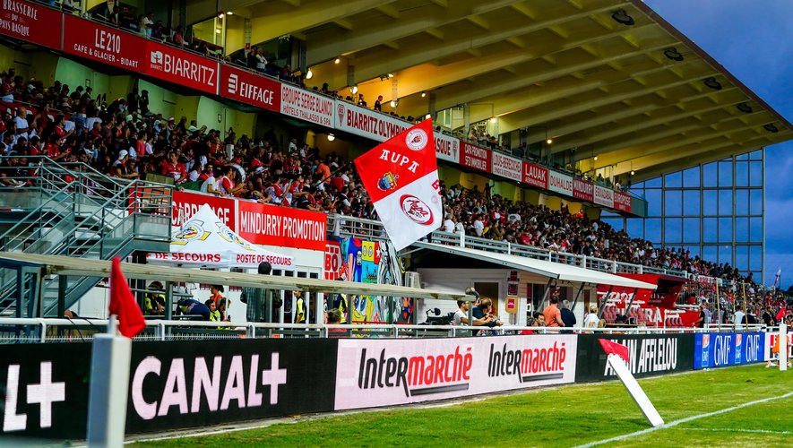 Les supporters de Biarritz en tribune d'Aguilera.