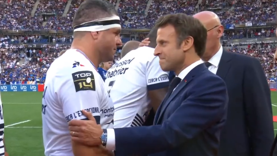 Emmanuel Macron félicitant Guilhem Guirado avant la finale de Top 14 entre Montpellier et Castres.