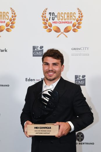 Toujours plus haut" : Antoine Dupont est sacré Oscar Monde - rugbyrama.fr