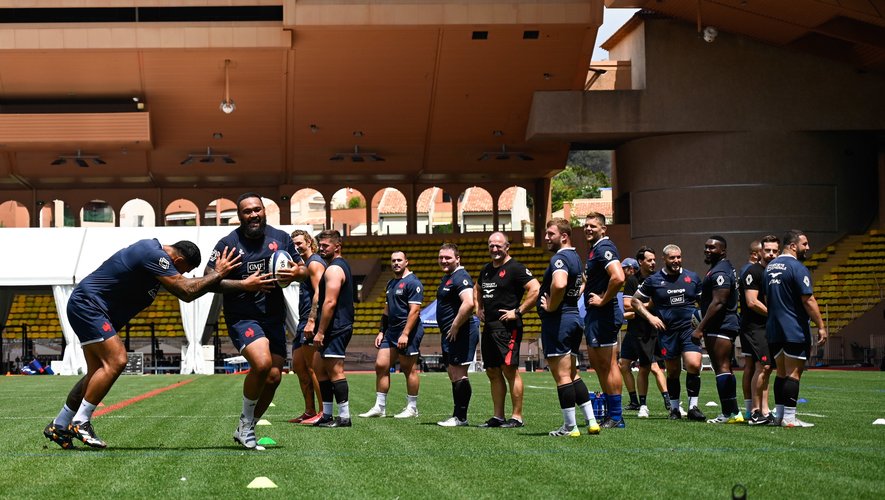La préparation pour la Coupe du monde a officiellement commencé cette semaine par un premier rassemblement à Monaco. Les joueurs convoqués, dont les nouvelles têtes Emilien Gailleton et Louis Bielle-Biarrey ont donc foulé la pelouse de Louis-II et ont enchaîné les exercices physiques, à l'image d'Uini Atonio, le tout surveillé par le staff.