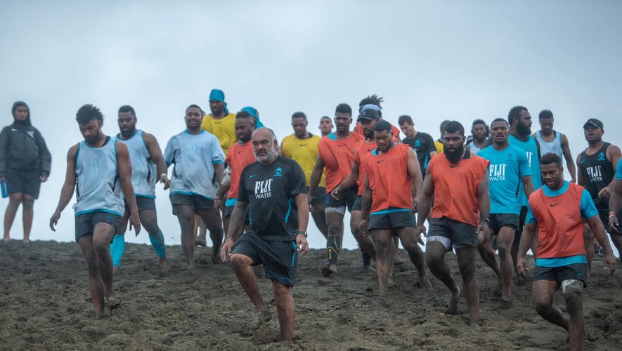 Les Fidjiens grimpant les immenses dunes de sable de Sigatoka.