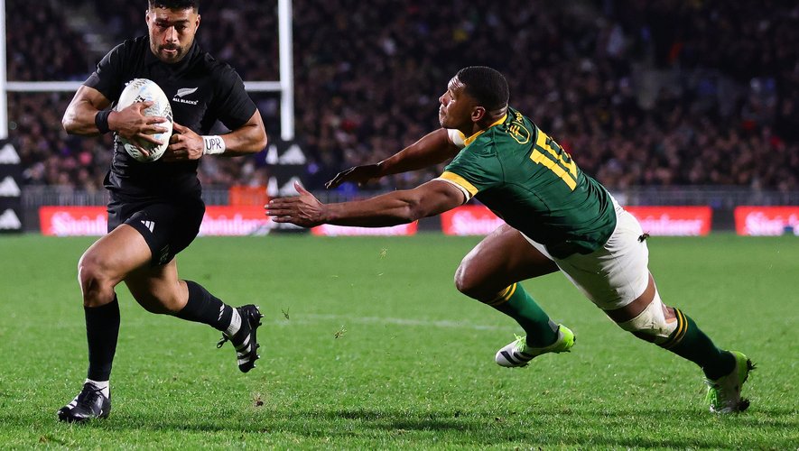 Le demi d'ouverture néo-zélandais Richie Mo'unga échappe à la défense sud-africaine