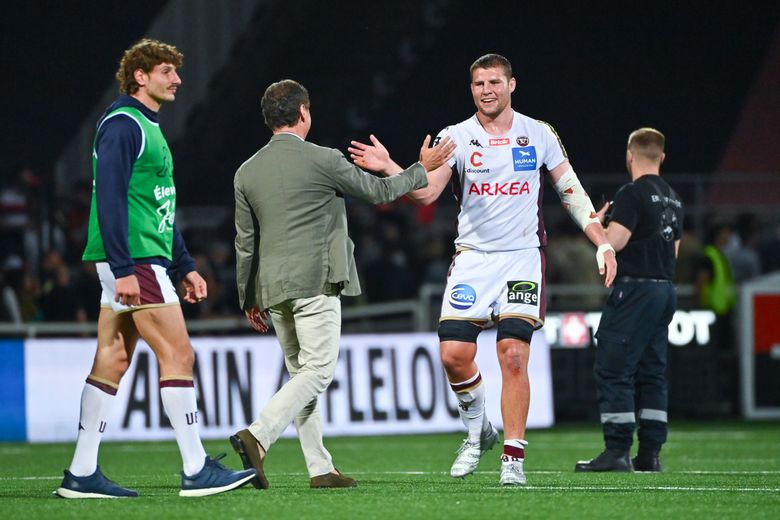 Laurent Marti félicite l'Anglais Tom Willis après la victoire à Lyon, en barrage de Top 14.