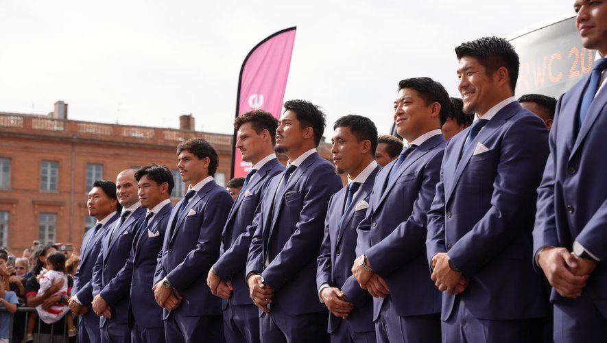 Les joueurs japonais ont effectué la cérémonie d'accueil sur la place du Capitole à Toulouse.