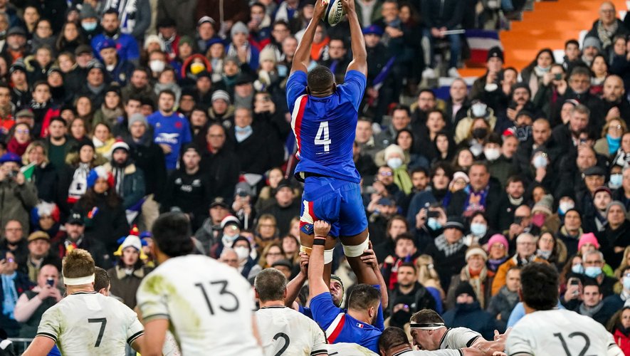 Cameron Woki s'élève dans le ciel du Stade de France, sous le regard attentif des supporters français.