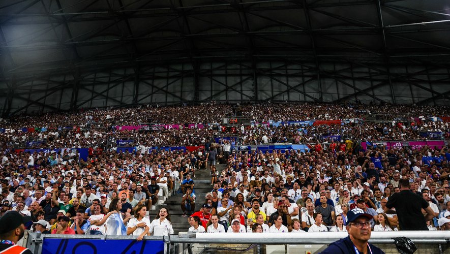 Les supporters à l'intérieur du Vélodrome, à Marseille.