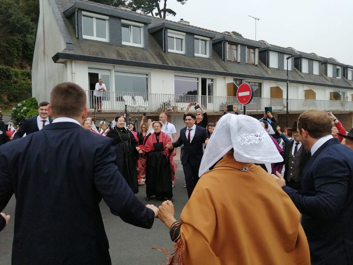 Los chilenos probaron suerte con los bailes tradicionales bretones.