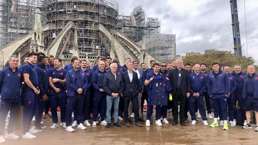 Les Bleus posent devant le chantier de Notre-Dame de Paris, qu'ils ont visité ce jeudi.