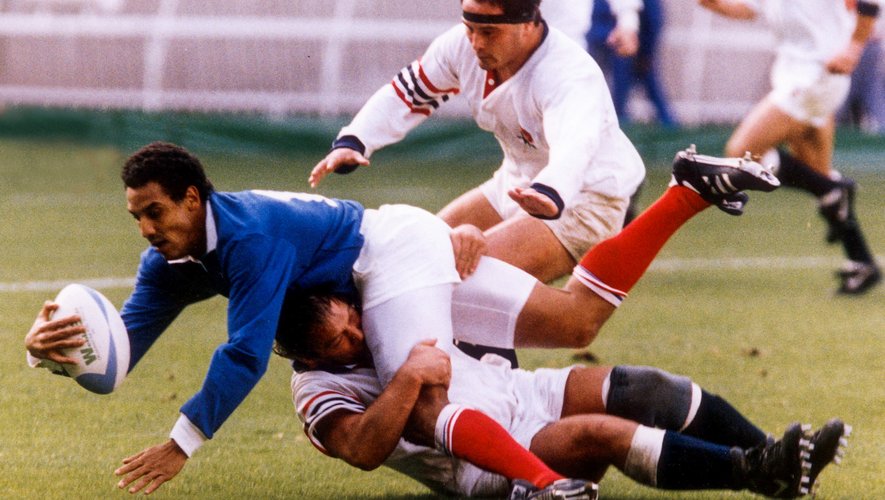 Serge Blanco pris par deux Anglais lors du 1/4 de finale de la Coupe du monde 1991 perdu 19-10.