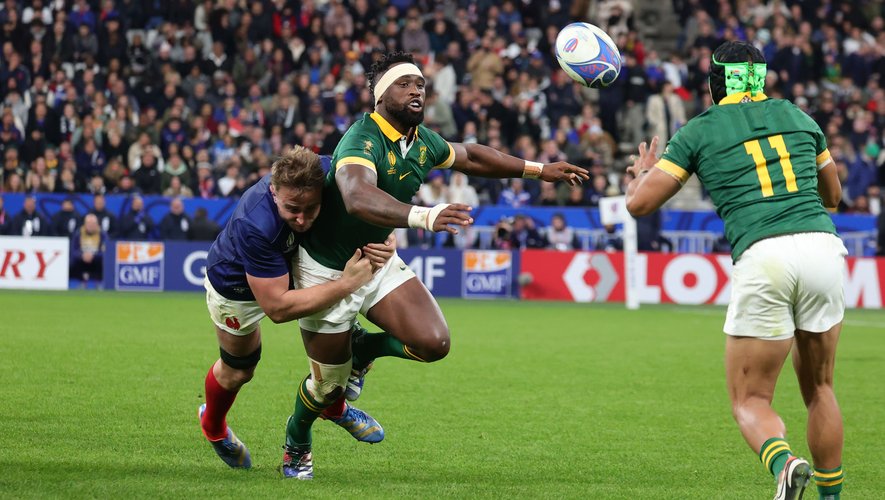 Siya Kolisi face à Anthony Jelonch.