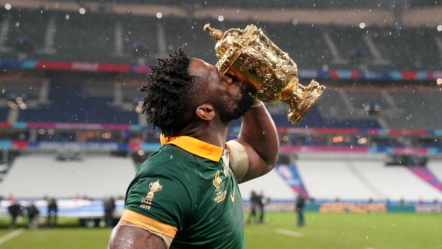 Siya Kolisi, le capitaine des Springboks, a de l'amour pour trophée William Webb Ellis. Il n'est visiblement pas le seul...