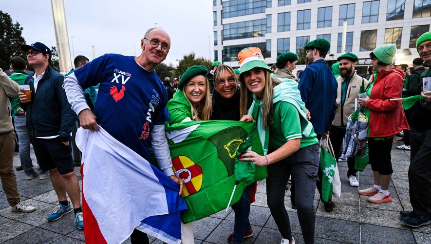Les fans français et irlandais présents pour la Coupe du monde 2023 posent ensemble